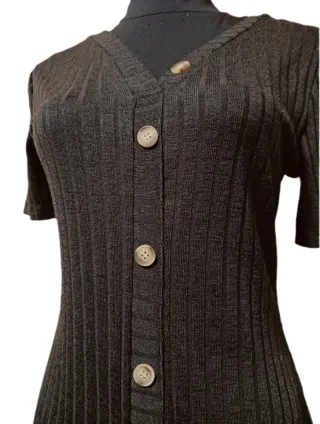 Vestido largo de punto negro con botones