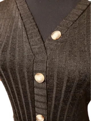 Vestido largo de punto negro con botones