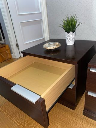 Mesitas de noche de madera marrón