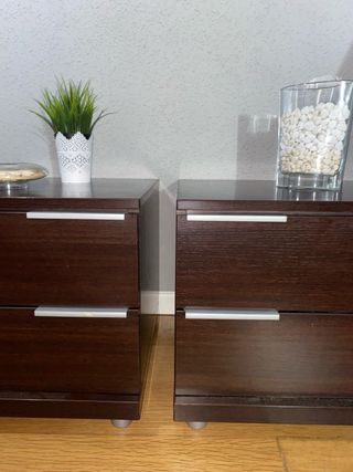 Mesitas de noche de madera marrón