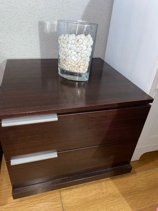 Mesitas de noche de madera marrón