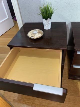 Mesitas de noche de madera marrón