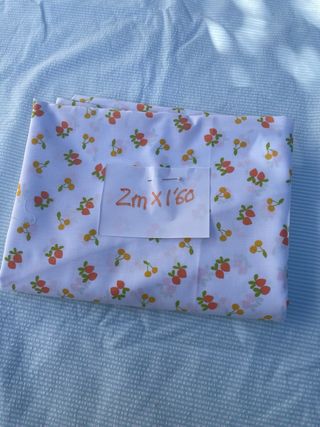 Retal de tela con estampado de frutas