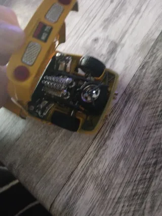 Coche de juguete amarillo con rayas azules