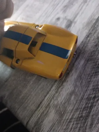 Coche de juguete amarillo con rayas azules