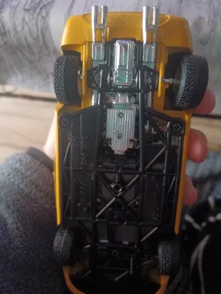 Coche de juguete amarillo con rayas azules