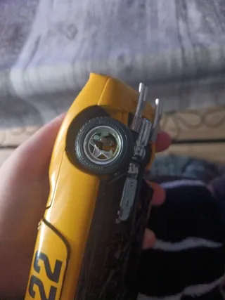 Coche de juguete amarillo con rayas azules