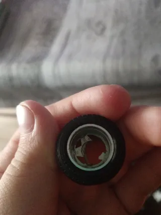 Coche de juguete amarillo con rayas azules