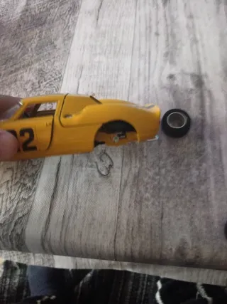 Coche de juguete amarillo con rayas azules