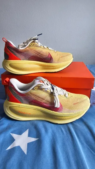 Nike Vomero 18 SE Talla 41