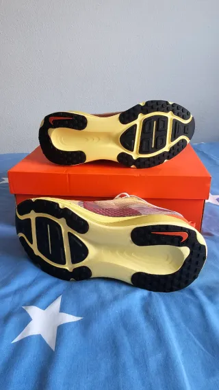 Nike Vomero 18 SE Talla 41