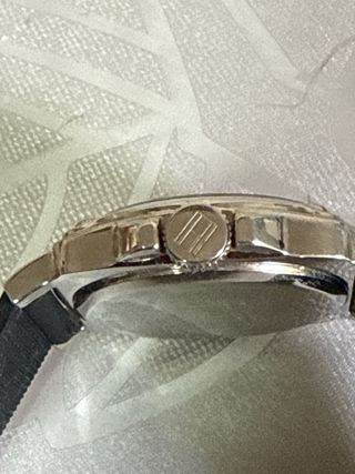 Reloj Tommy Hilfiger plateado y negro