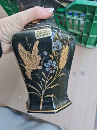 Jarrón negro decorado a mano oro