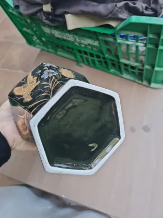 Jarrón negro decorado a mano oro