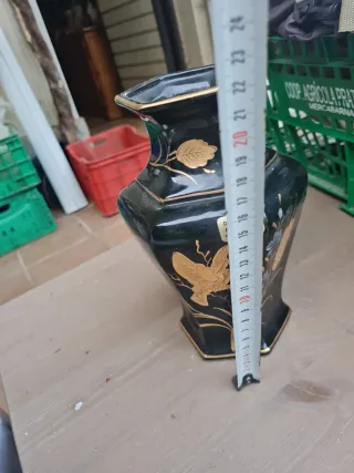 Jarrón negro decorado a mano oro