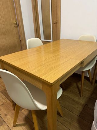 Mesa de comedor extensible y 4 sillas