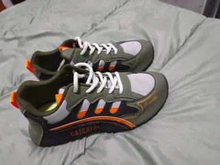 Zapatillas deportivas verdes y naranjas