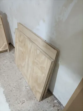 Mesa auxiliar blanca de madera