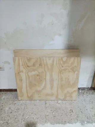 Mesa auxiliar blanca de madera