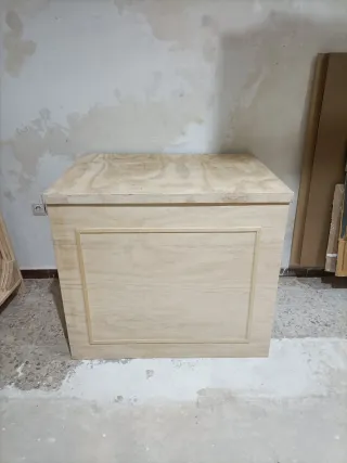 Mesa auxiliar blanca de madera