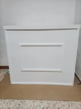 Mesa auxiliar blanca de madera