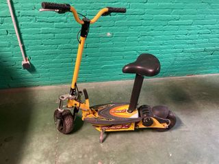 Patinete eléctrico amarillo con asiento