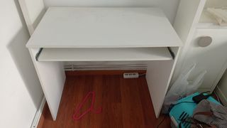 Mesa de estudio blanca con bandeja extraíble