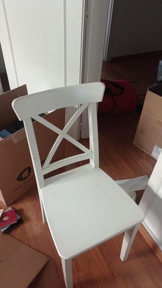 Mesa de estudio blanca con bandeja extraíble