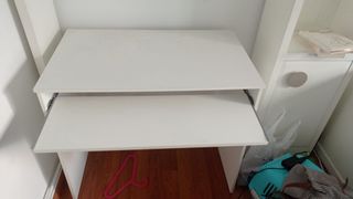 Mesa de estudio blanca con bandeja extraíble