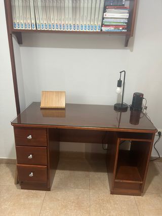 Escritorio de madera maciza con tapa de cristal