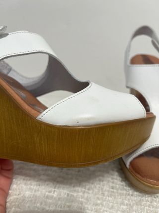 Sandalias cuña blancas y marrones