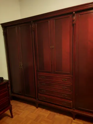Armario grande 6 puertas y 4 cajones.