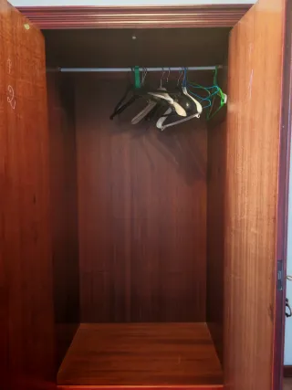 Armario grande 6 puertas y 4 cajones.