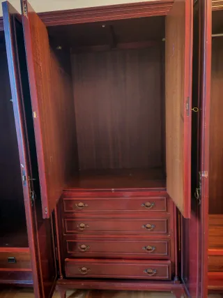 Armario grande 6 puertas y 4 cajones.