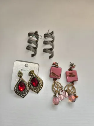 Pendientes de diseño espiral y piedra roja