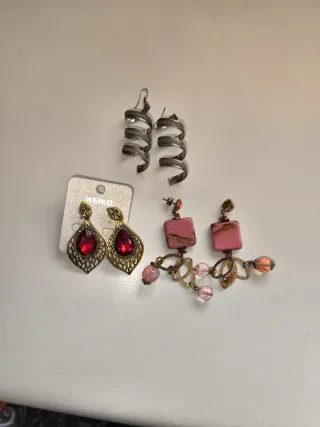 Pendientes de diseño espiral y piedra roja