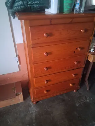 Cajonera de madera y mesita auxiliar