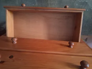 Cajonera de madera y mesita auxiliar