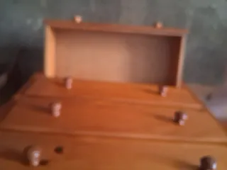 Cajonera de madera y mesita auxiliar