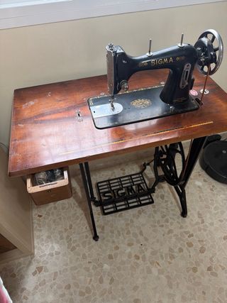 Máquina de coser Sigma antigua funcionando