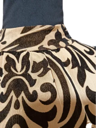 Blusa estampada beige y negra