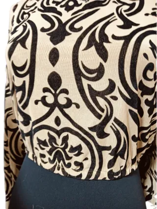 Blusa estampada beige y negra