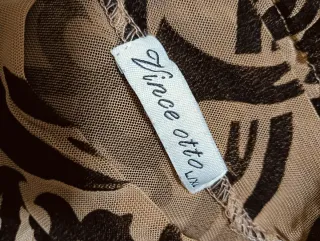 Blusa estampada beige y negra