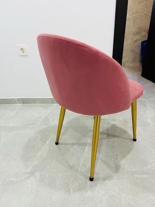 Silla tocador rosa con patas doradas