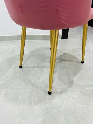 Silla tocador rosa con patas doradas