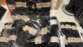 Lote 54 ovillos lana fantasía negra.Nuevo