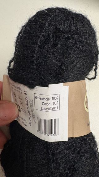 Lote 54 ovillos lana fantasía negra.Nuevo