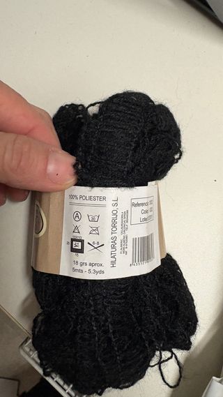 Lote 54 ovillos lana fantasía negra.Nuevo