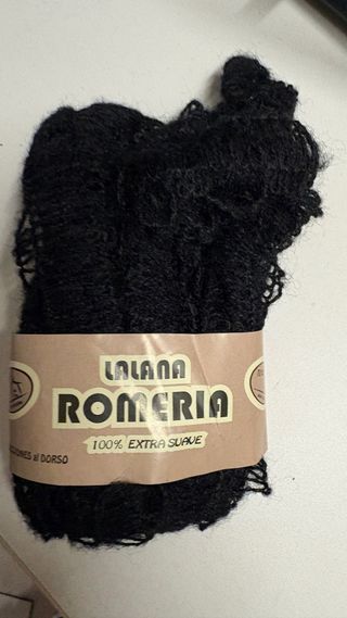 Lote 54 ovillos lana fantasía negra.Nuevo