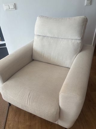 Sillón de tela beige